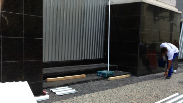 Banco do Brasil instalou chapas metálicas para proteger a fachada da agência destruída no último protesto