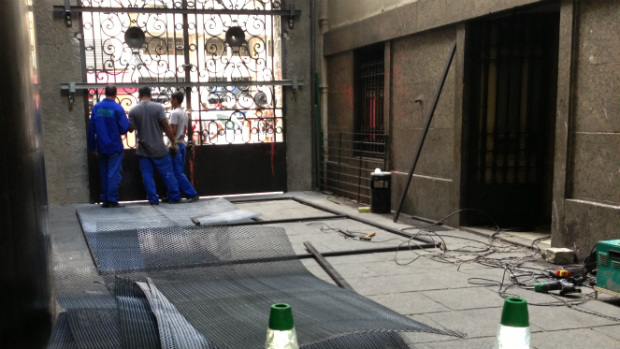 Portão lateral da Câmara de Vereadores do Rio ganhou gradeamento e barras de ferro