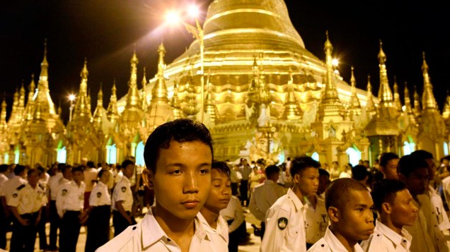 Seguranças em guarda enquanto a secretária de Estado americana, Hillary Clinton, visita o templo Shwedagon em Yangon, Mianmar