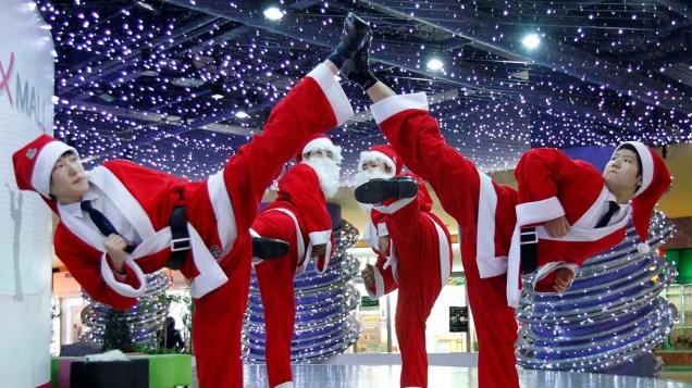 Seguranças vestidos de Papai Noel apresentam modalidades de artes marciais em evento de Shopping em Seul, Coreia do Sul
