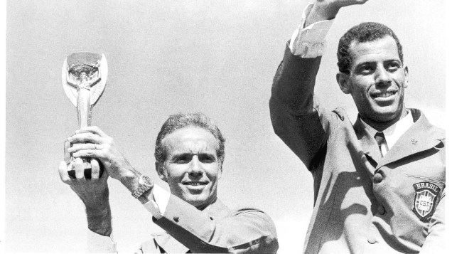 Segurando a Taça Jules Rimet, ao lado do capitão Carlos Alberto Torres, em desfile pela comemoração da conquista da Copa de 1970