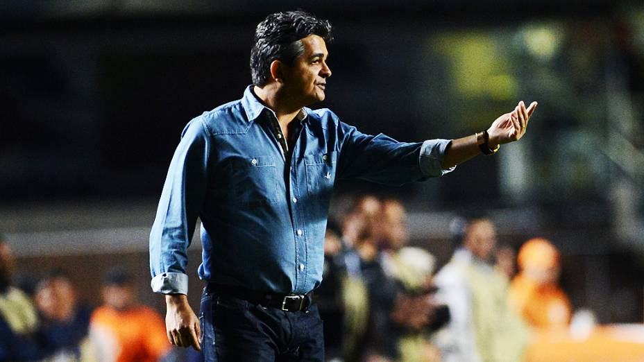 O técnico Ney Franco durante a partida contra o Atlético-MG no estádio do Morumbi