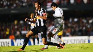 O zagueiro Réver, do Atlético-MG contra o São Paulo pela última rodada da fase de grupos da Copa Libertadores 2013