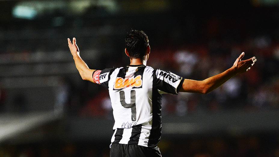 O zagueiro Réver, do Atlético-MG contra o São Paulo pela última rodada da fase de grupos da Copa Libertadores 2013