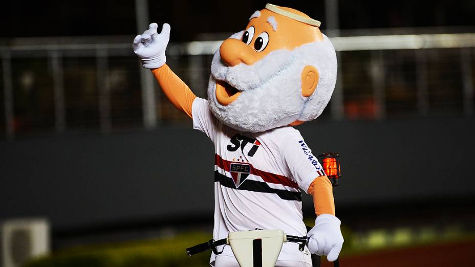 Mascote do São Paulo agita a torcida tricolor no estádio do Morumbi