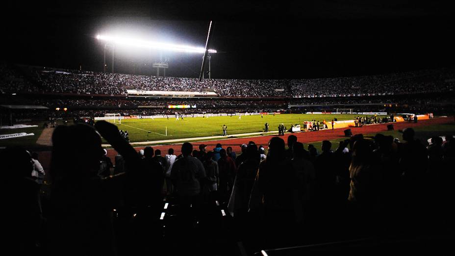 Torcedores do São Paulo acompanham a partida no estádio do Morumbi