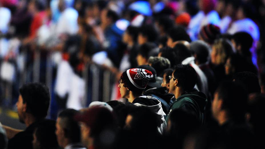 Torcedores do São Paulo acompanham a partida no estádio do Morumbi