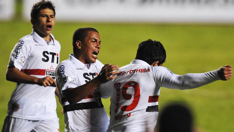 Jogadores comemoram a classificação do São Paulo para próxima fase da Libertadores