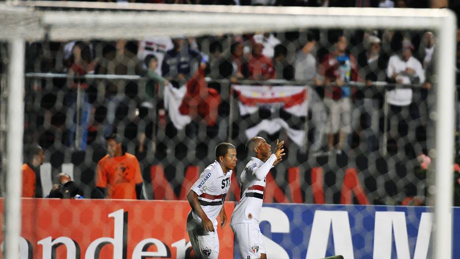 Ademilson comemora o segundo gol do São Paulo no Morumbi