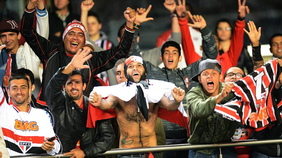 Torcida do São Paulo comemora classificação à próxima fase da Libertadores