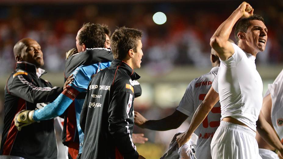 Jogadores comemoram a classificação do São Paulo para próxima fase da Libertadores