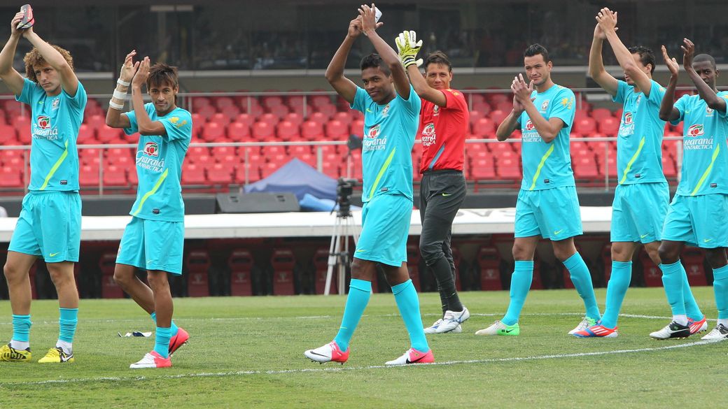 Jogadores da seleção aplaudem a torcida no treino de quinta-feira, no Morumbi