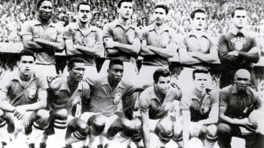 Seleção brasileira, campeã mundial em 1958: em pé, Djalma Santos, Zito, Bellini, Nílton Santos, Orlando e Gilmar; agachados, Garrincha, Didi, Pelé, Vavá, Zagallo e Mário Américo
