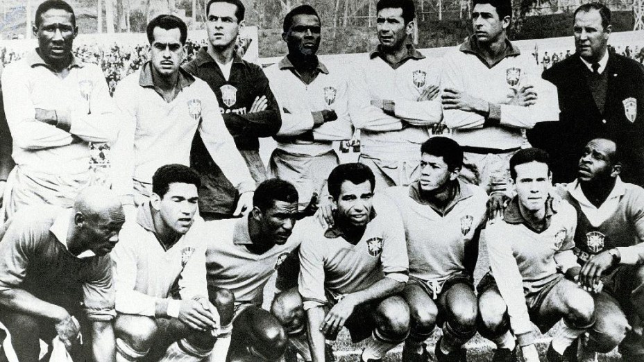 Seleção brasileira, campeã mundial em 1962: em pé, Djalma Santos, Zito, Gilmar, Zózimo, Nílton Santos e Mauro; agachados, Mário Américo, Garrincha, Didi, Vavá, Amarildo e Zagallo