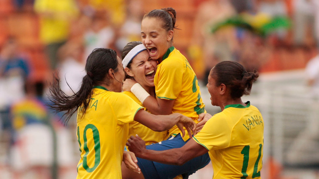 Jogadores da seleção brasileira comemoram após marca gol no jogo Brasil e Holada, pelo Torneio Cidade de São Paulo de Futebol Feminino - 12/12/2010