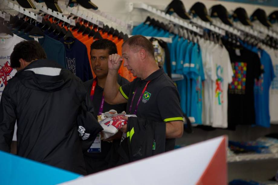 A visita da seleção brasileira de futebol à vila olímpica de Londres, neste domingo