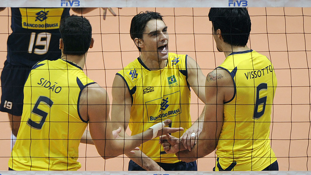Giba (centro), Sidão (esquerda) e Leandro Vissoto (direita) comemoram um ponto durante a Liga Mundial de Vôlei