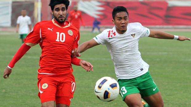 Seleção do Bahrein (de uniforme vermelho) venceu a Indonésia por 10 a 0