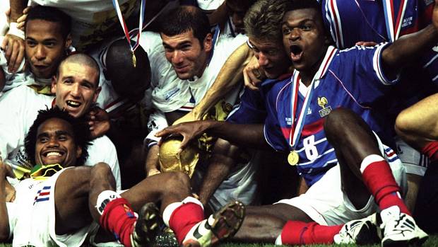 Jogadores comemoram título da seleção francesa em 1998