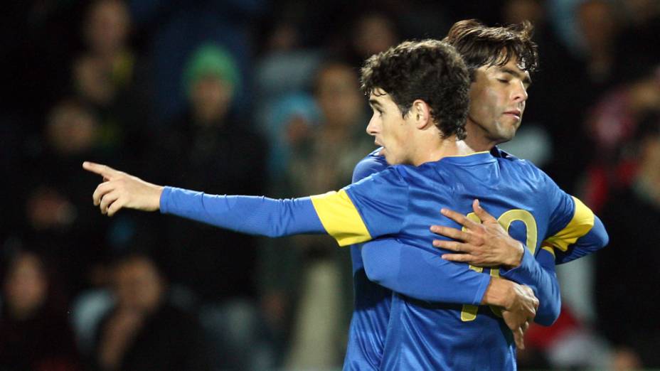 Oscar celebra seu gol com Kaká durante o jogo contra o Iraque