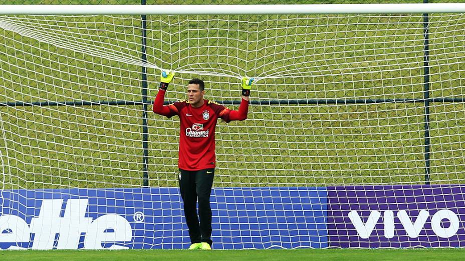 O goleiro Julio César durante o treinamento na Granja Comary, nesta terça-feira (27)