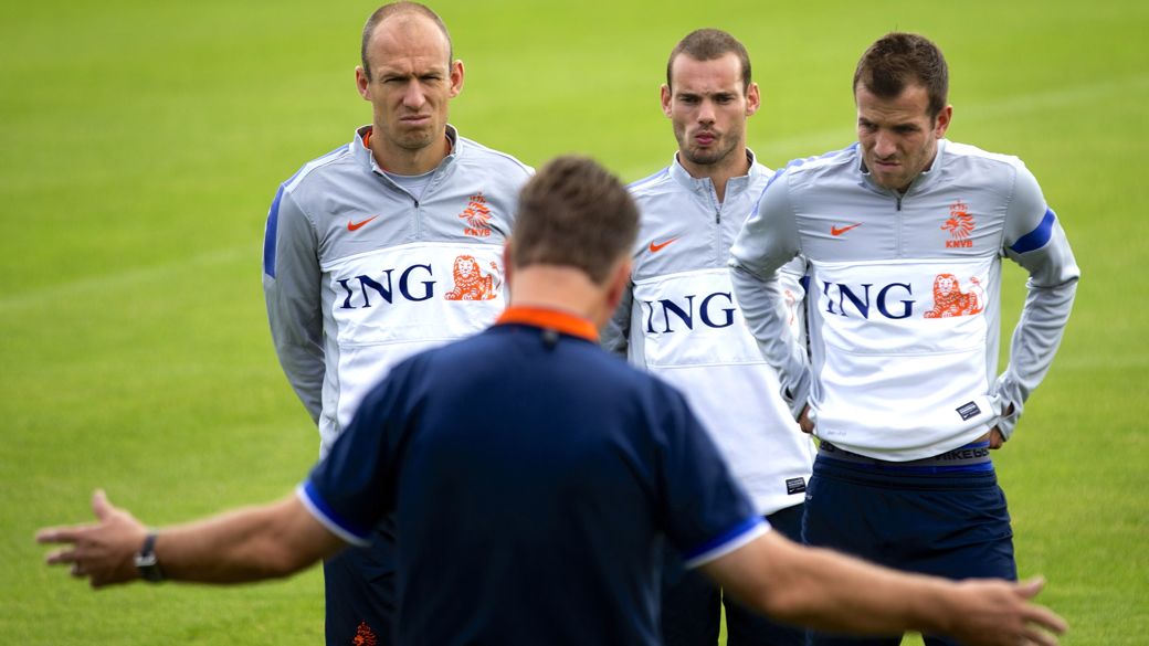 Robben, Sneijder e Van der Vaart ouvem as instruções do técnico da Holanda, Louis Van Gaal, antes de partida para as Eliminatórias da Copa do Mundo de 2014