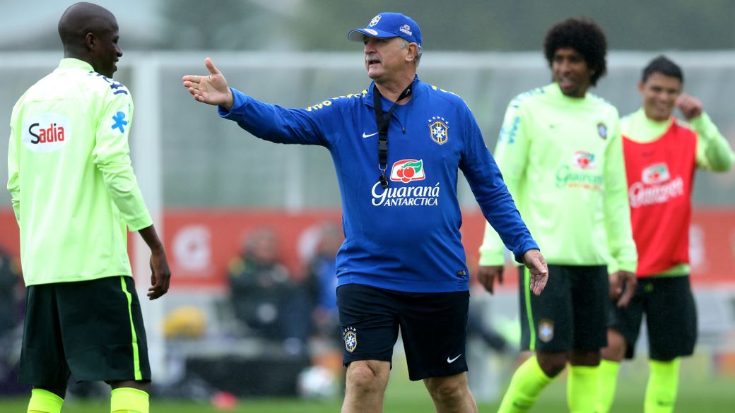 Técnico Felipão usou a quarta-feira para treinar saída de bola e marcação sob pressão