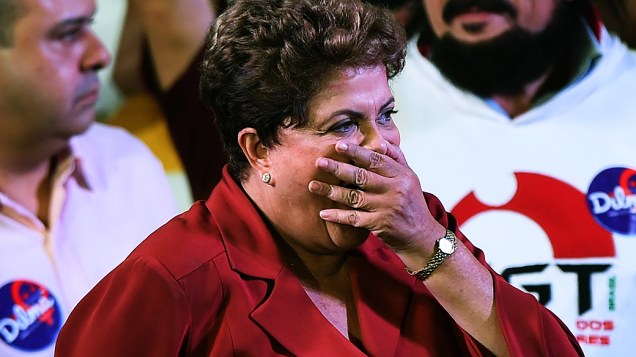 A presidente e candidata à reeleição pelo PT,Dilma Rousseff, durante comício em Campo Limpo, zona sul da cidade de São Paulo, na noite desta segunda-feira (29)