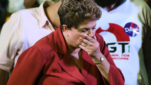 A presidente e candidata à reeleição pelo PT, Dilma Rousseff, durante comício em Campo Limpo, zona sul da cidade de São Paulo, na noite desta segunda-feira (29)