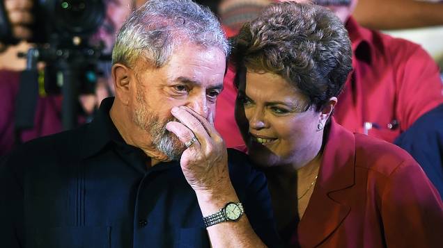 A presidente e candidata à reeleição pelo PT, Dilma Rousseff junto com o ex-presidente Luiz Inácio Lula da Silva, durante comício em Campo Limpo, zona sul da cidade de São Paulo, na noite desta segunda-feira (29)