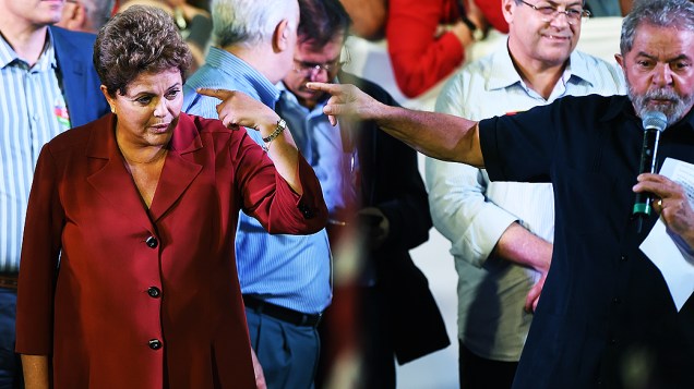 A presidente e candidata à reeleição pelo PT, Dilma Rousseff junto com o ex-presidente Luiz Inácio Lula da Silva, durante comício em Campo Limpo, zona sul da cidade de São Paulo, na noite desta segunda-feira (29)