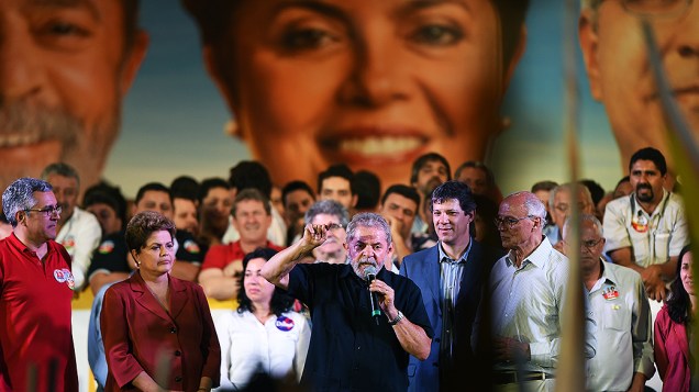 A candidata a presidência da República, Dilma Rousseff, o candidato ao governo do Estado de São Paulo, Alexandre Padilha e o ex presidente Lula, durante comício em Campo Limpo Paulista