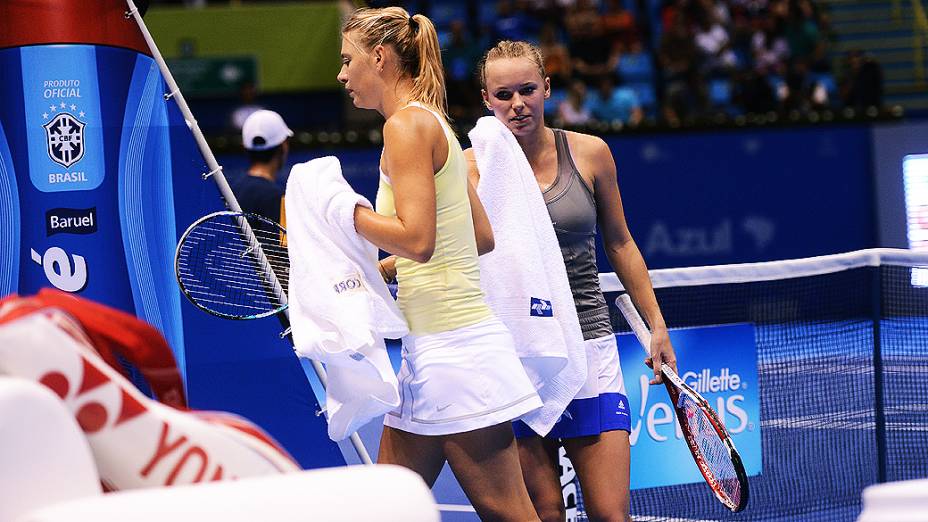 As tenistas Maria Sharapova e a dinamarquesa, Caroline Wozniacki durante partida no Gillette Federer Tour