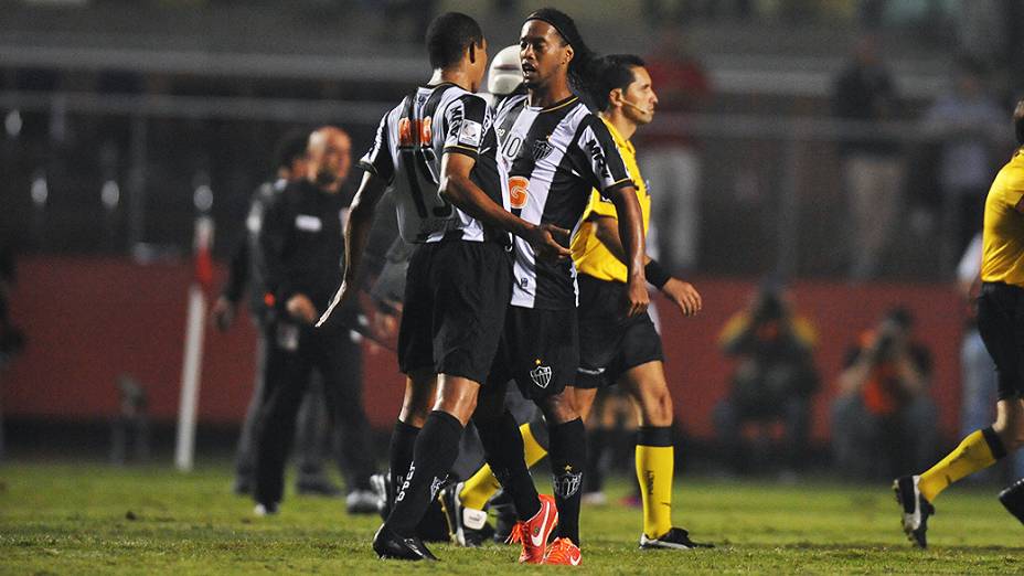 Ronaldinho Gaúcho comemora gol durante vitória do Atlético-MG  contra o  São Paulo por 2 a 1 no Estádio do Morumbi nesta quinta-feira (02)