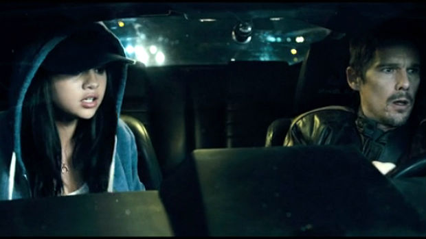 Selena Gomez e Ethan Hawke em cena do filme Getaway