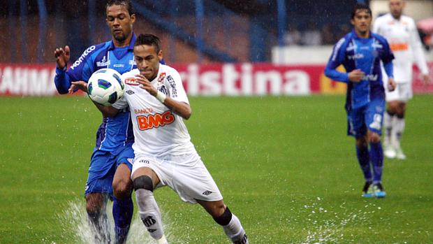 Sem gols de Neymar (de branco), Santos vence Avaí por 2 a 1
