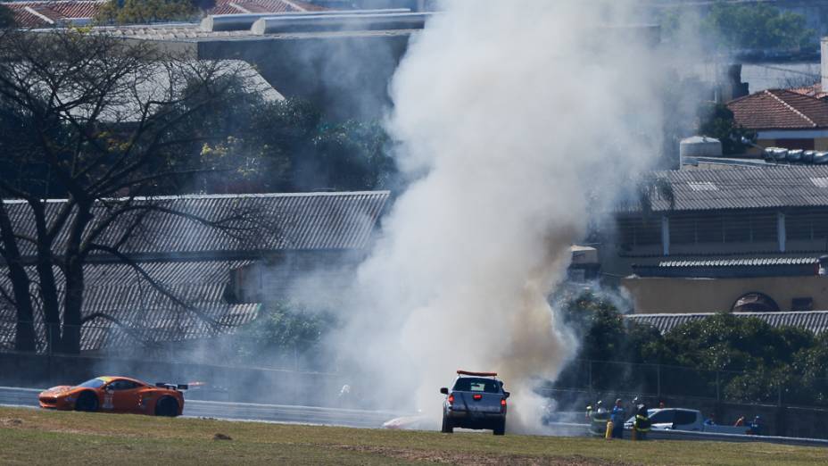 Carro pega fogo durante as 6h de São Paulo