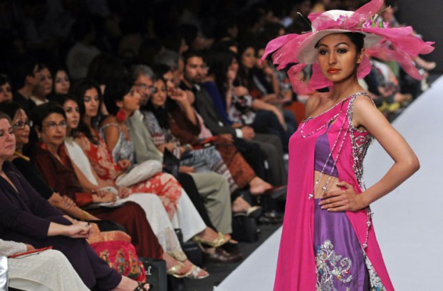 Também na segunda, teve início a Semana da Moda de Karachi, no Paquistão.