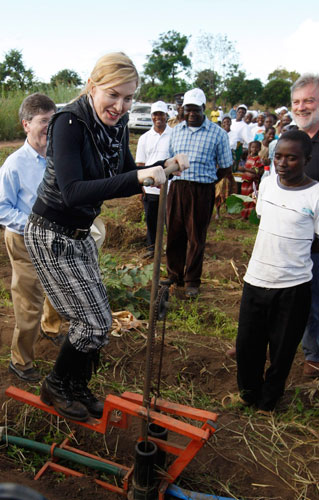 Ainda na segunda-feira, a cantora Madonna visitou o Malauí.
