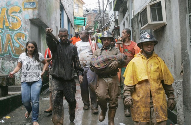 Na terça, o trabalho dos bombeiros no resgate de vítimas de deslizamento no Morro do Borel, no Rio de Janeiro.  O forte temporal que atingiu o estado no início da semana deixou mais de 160 pessoas mortas.