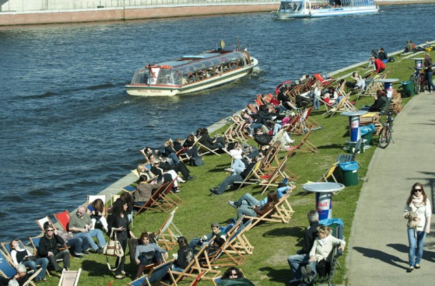 Na quarta-feira, dia de sol em Berlim, na Alemanha, às margens do rio Spree.