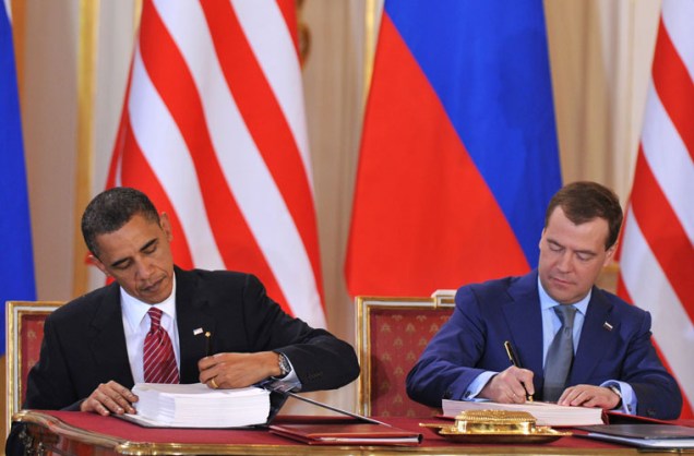 Na quinta-feira, os presidentes dos Estados Unidos, Barack Obama, e da Rússia, Dmitri Medvedev, assinaram em Praga, na República Checa, acordo sobre o controle de armas nucleares que reduz o estoque nuclear dos dois países.