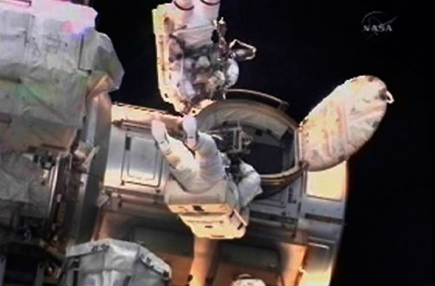 Nesta sexta, os astronautas Rick Mastracchio e Clayton Anderson, parte da tripulação da nave espacial Discovery, realizaram trabalhos no sistema de navegação da Estação Espacial Internacional.