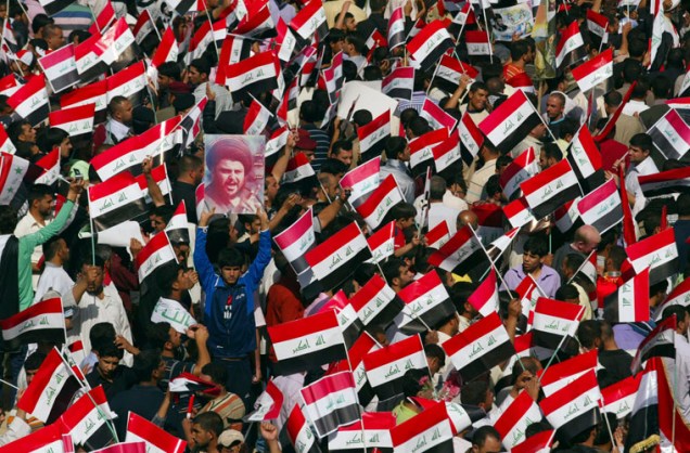 Apoiadores iraquianos do líder xiita Moqtada al-Sadr participaram de uma passeata em Najaf, no sul do país, contra o primeiro-ministro do Iraque, Nuri al-Maliki.