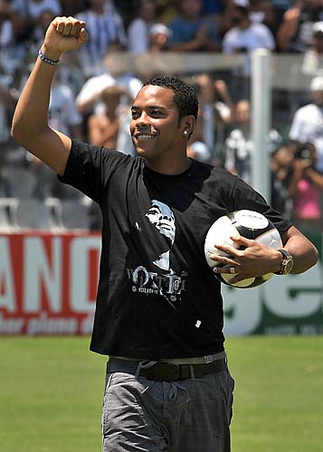 O atacante Robinho chegou ao Santos nesta segunda-feira. Ele tem contrato com o clube até 4 de agosto, e voltou ao Brasil para tentar garantir uma vaga na seleção que disputará a Copa do Mundo na África do Sul.