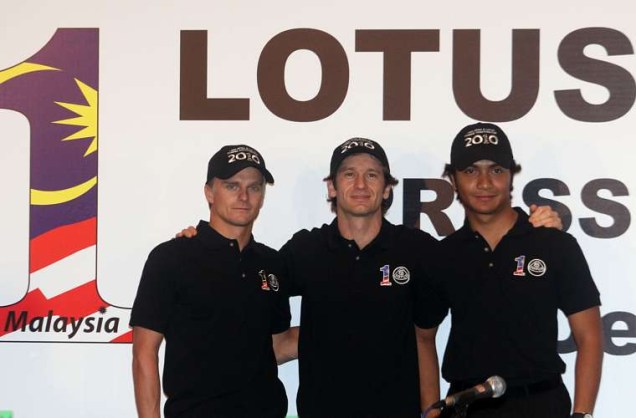 Heikki Kovalainen, Jarno Trulli e Fairuz Fauzy no anúncio da volta da equipe Lotus à Formula 1, nesta segunda-feira.