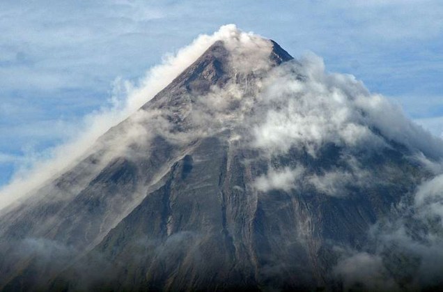Ainda nesta segunda, o vulcão Mayon, nas Filipinas, voltou à atividade após três anos adormecido. Pessoas que moravam nas proximidades tiveram de abandonar suas casas.