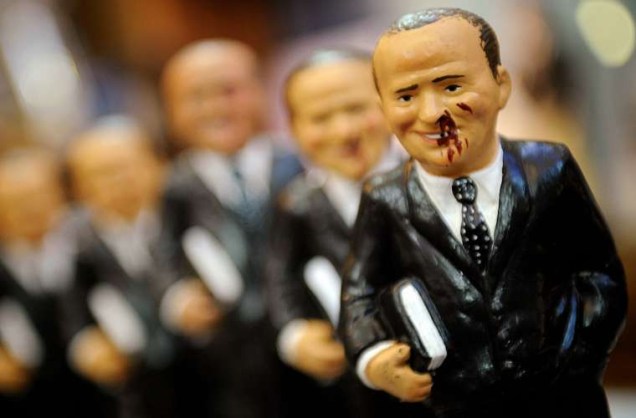 Na terça-feira, bonecos do premiê italiano, Silvio Berlusconi, machucado foram expostos em Nápoles.
