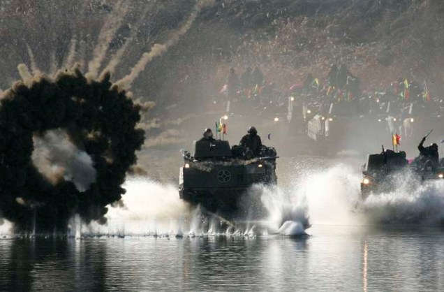 Soldados da Coreia do Sul se preparam para uma eventual invasão norte-coreana.