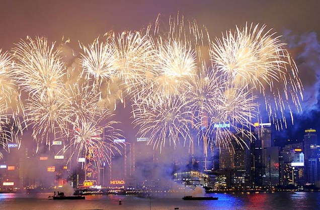 Queima de fogos no Victoria Harbour, em Hong Kong: anúncio da chegada do Ano Novo Lunar, nesta segunda-feira.